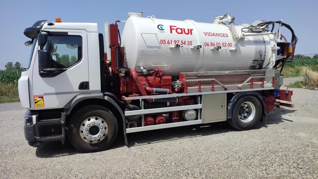 Service Faur Vidanges : Camion d'assainissement et pompage Camion de vidange Faur Vidanges blanc et rouge avec numéros 05 61 97 54 35 et 06 86 01 52 00