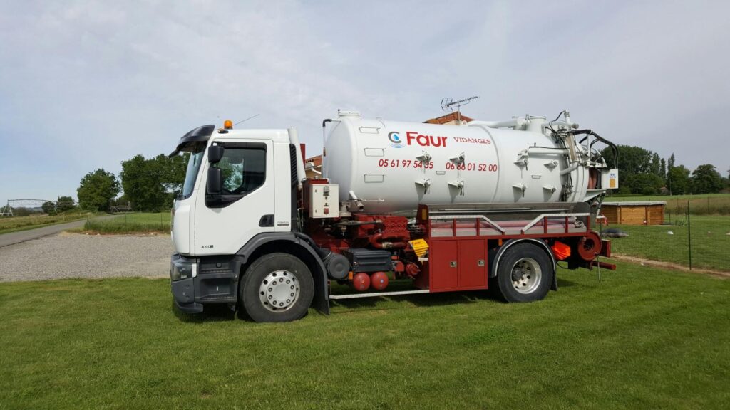 Faur Vidanges : Expert en vidange de fosse septique Camion de vidange blanc Faur Vidanges pour l'entretien de fosse septique stationné sur une pelouse.