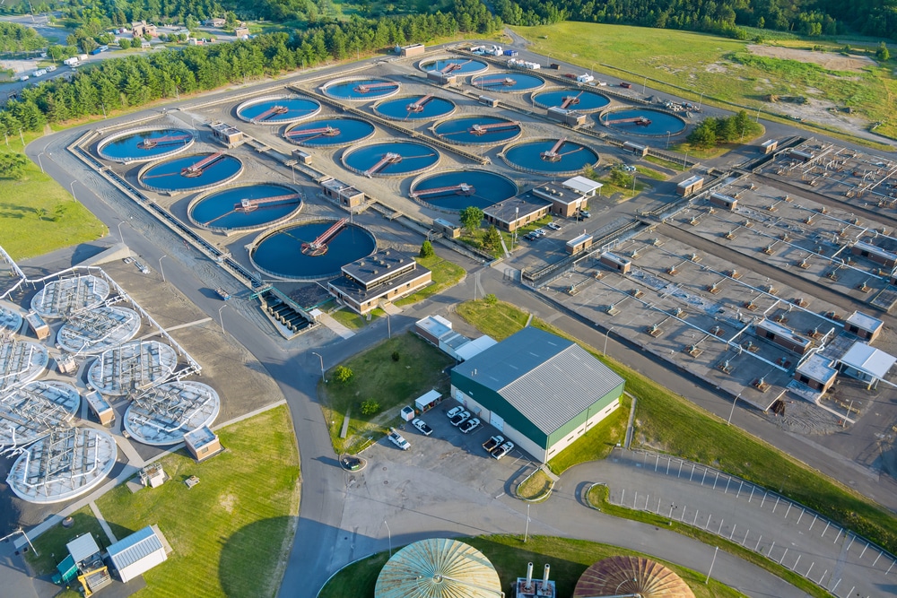 Station d'épuration : vue aérienne des installations Station d'épuration vue du ciel montrant des bassins circulaires et des infrastructures de traitement des eaux usées.
